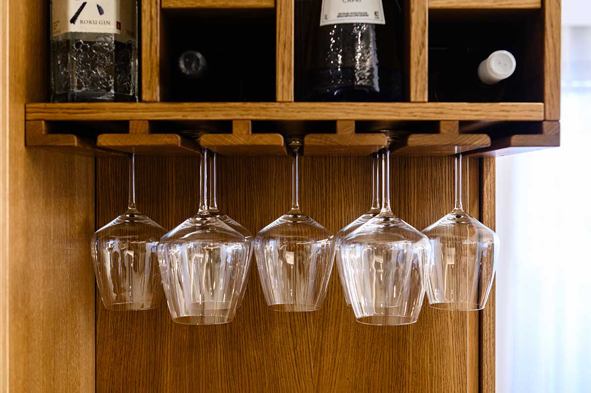 dettaglio porta bicchieri realizzato in falegnameria su misura